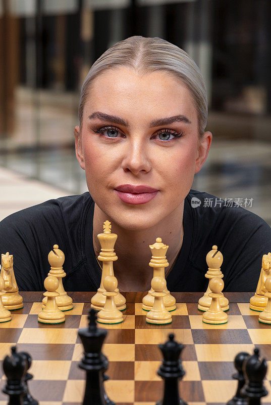 年轻女子下棋特写