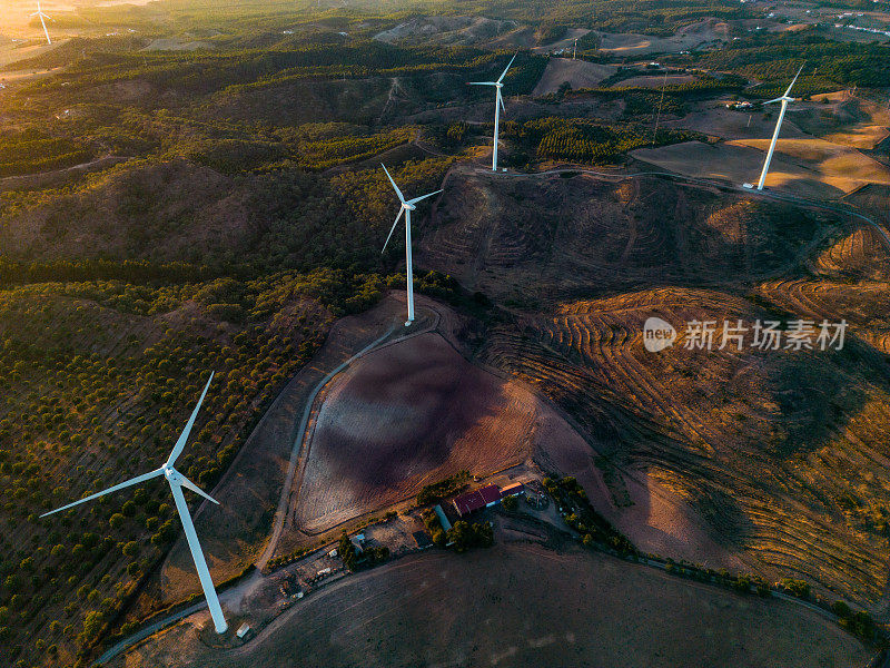 鸟瞰图的风力涡轮机在一个乡村场景在日落时间在葡萄牙南部