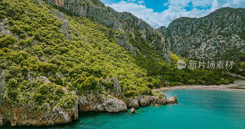安塔利亚奥林波斯海滩鸟瞰图，安塔利亚省地中海Cirali海滩鸟瞰图，自然和大海放松的场景，背景丰富多彩的夏季场景，土耳其热门度假胜地，奥林波斯古城
