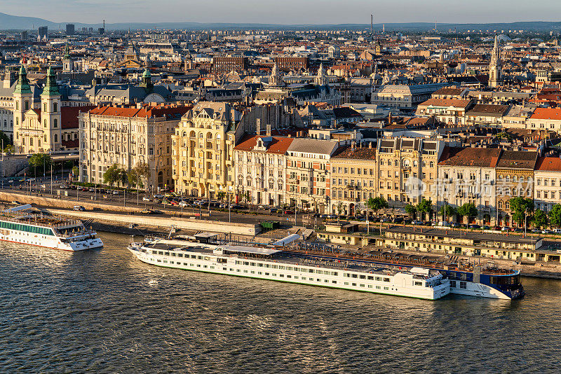 布达佩斯:多瑙河沿岸充满活力的城市景观