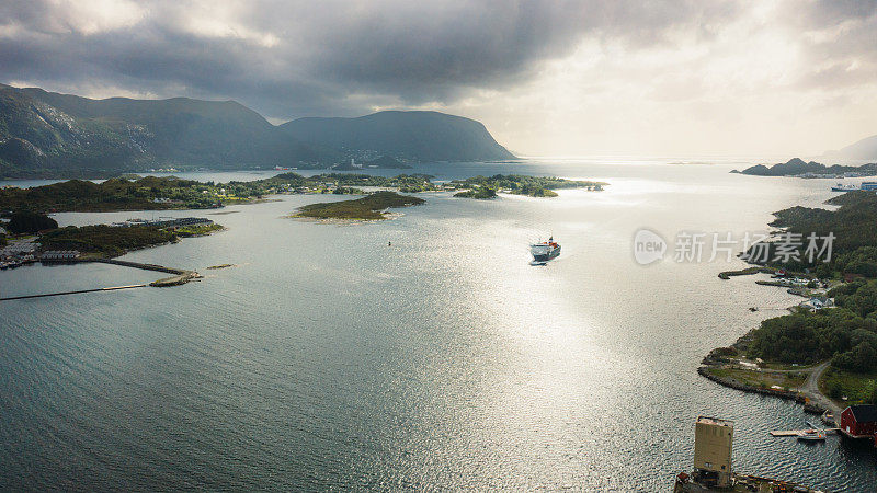 航拍的船只航行在挪威岛屿之间的海上