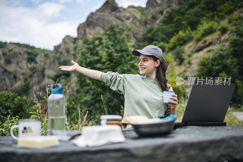 在野外野餐的女人正在打视频电话。