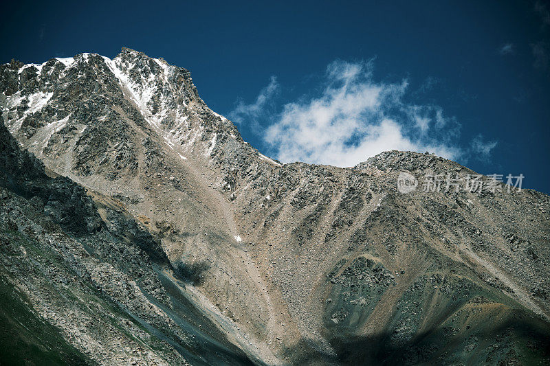 云团正在南天山的巴斯库恩山上形成