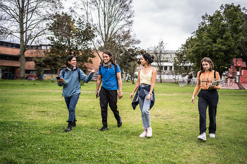 学生朋友在大学校园里聊天