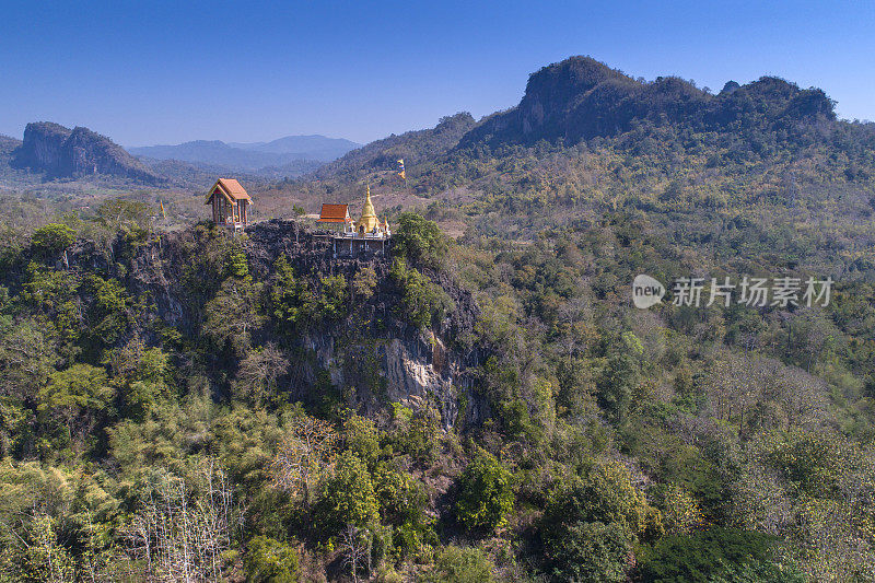 鸟瞰北碧府外山顶上的老虎洞寺