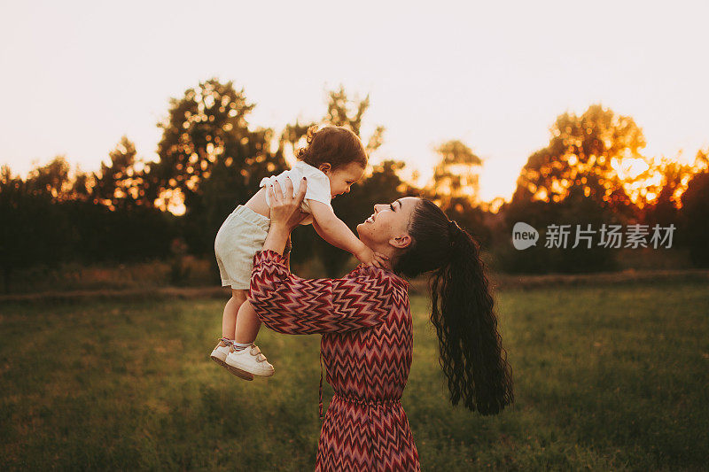 和蹒跚学步的孩子在一起的夏天