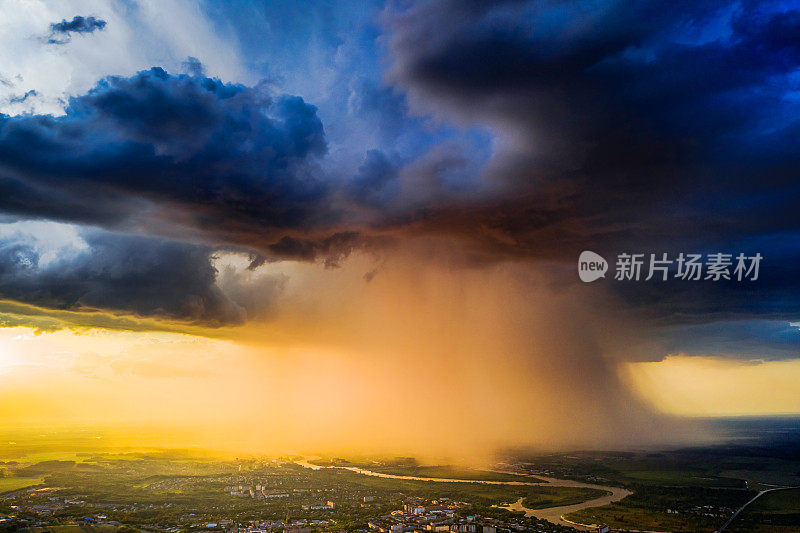 暴雨云鸟瞰图。夜景无人机摄影。可持续性。天气