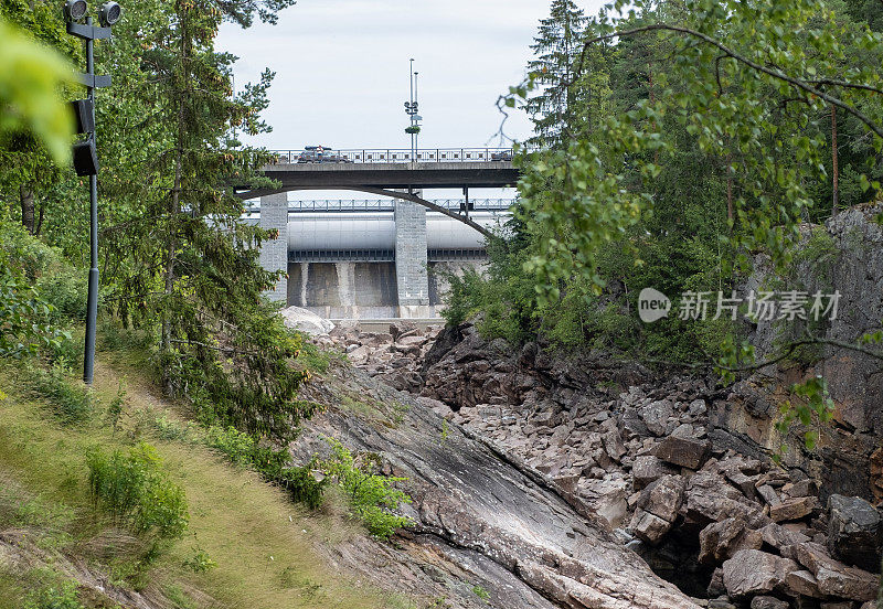 景观海岸线岩石和森林。芬兰伊马特拉市的老Vuoksa河床上的水坝和桥梁。