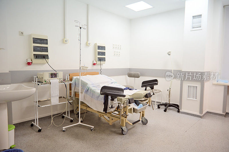 医院产科病房里有床位和医疗设备的空产房。分娩。交付。劳动的概念