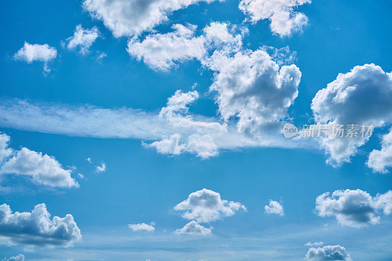 天空中云的低角度视图