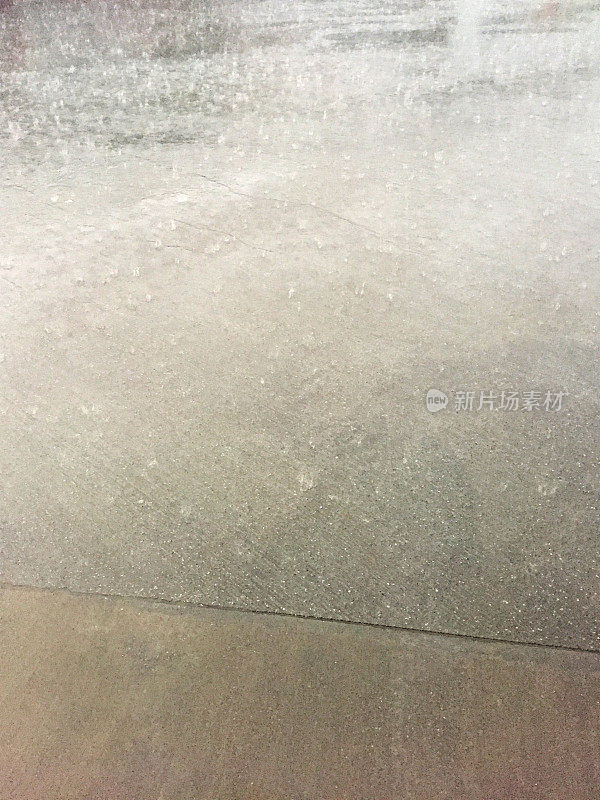 下雨天混凝土地板。混凝土背景上的雨滴