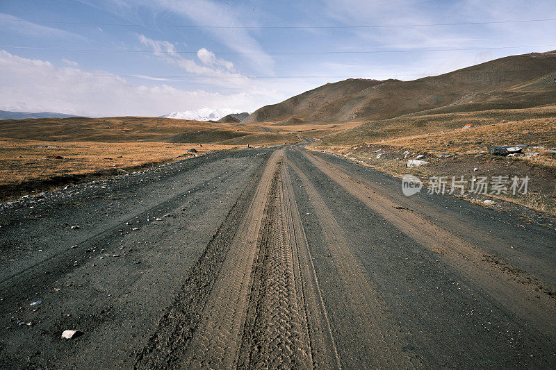 湿土路穿过高原天山高原走向山峰