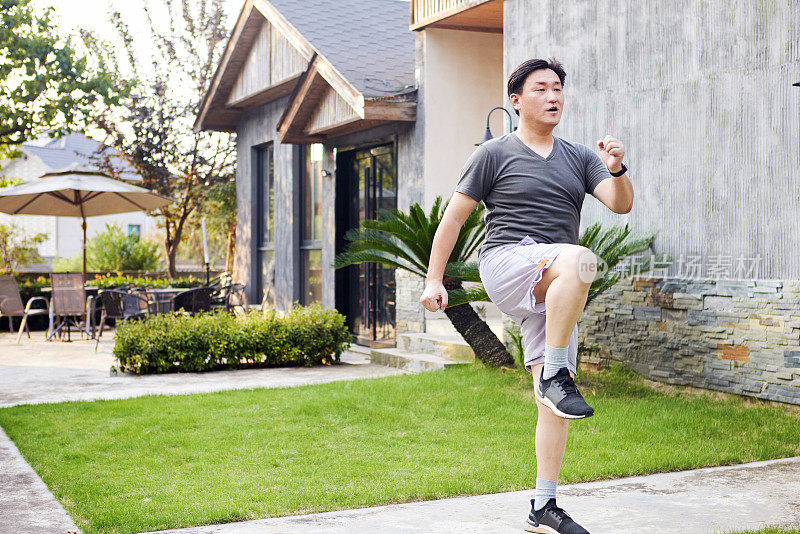 一位中国男子正在自家后院锻炼身体