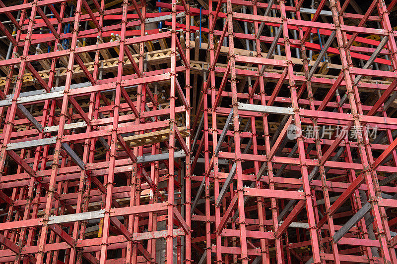 高层建筑施工现场脚手架技术对混凝土进行加固以建造摩天大楼。