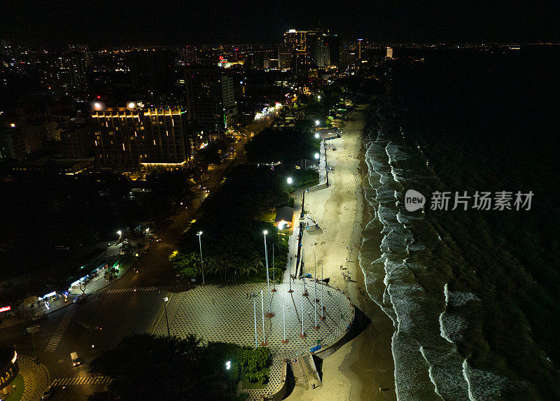 云头沿海城市夜间鸟瞰图，巴里亚云头省