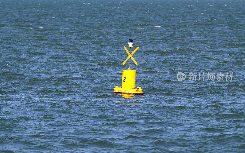 黄色浮标在海洋中作导航标记