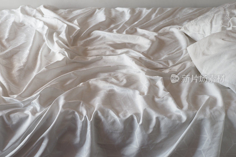 一张未整理的床单上的褶皱俯视图