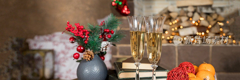 香槟酒杯，圣诞装饰，新年晚餐，豪华家居装饰。香槟和新年装饰。温馨的家，准备过寒假