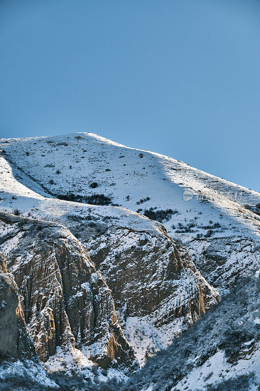 降雪后的冬季山景