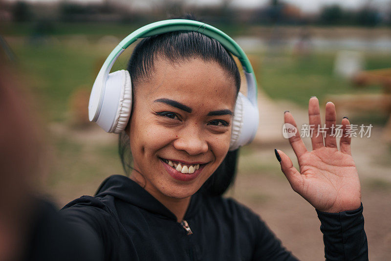 正在视频通话的成年亚裔女性。