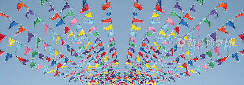 西班牙典型的旗帜，用来装饰街道和广场，迎接即将到来的宗教节日。