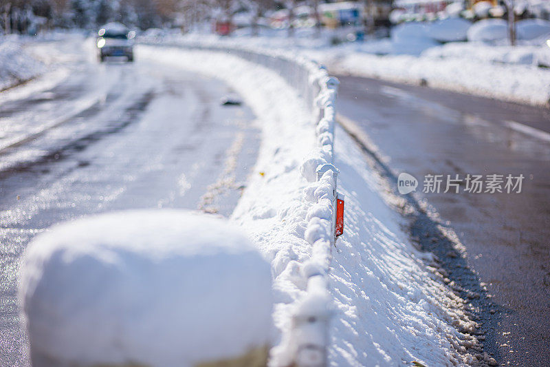 大雪过后的街道，冰雪开始融化