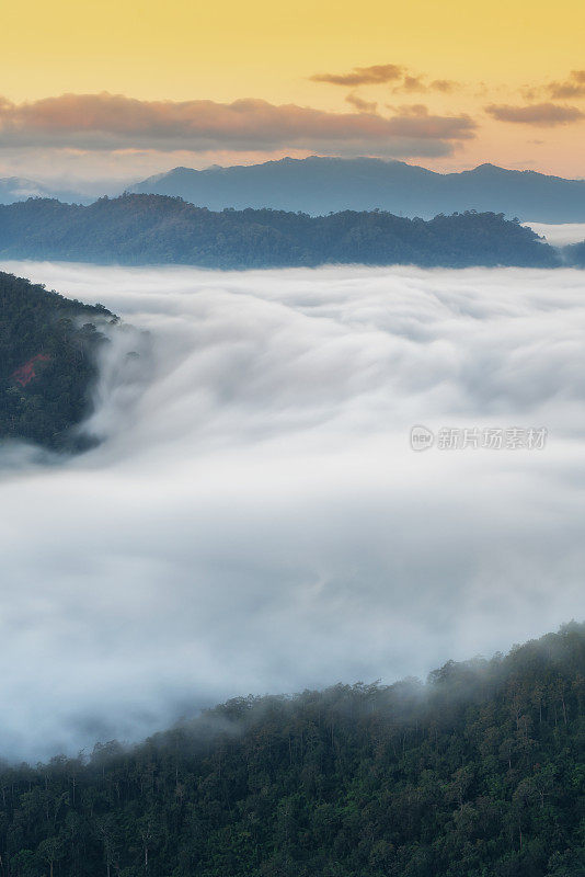 泰国清迈，美丽的风景在一个雾蒙蒙的早晨。