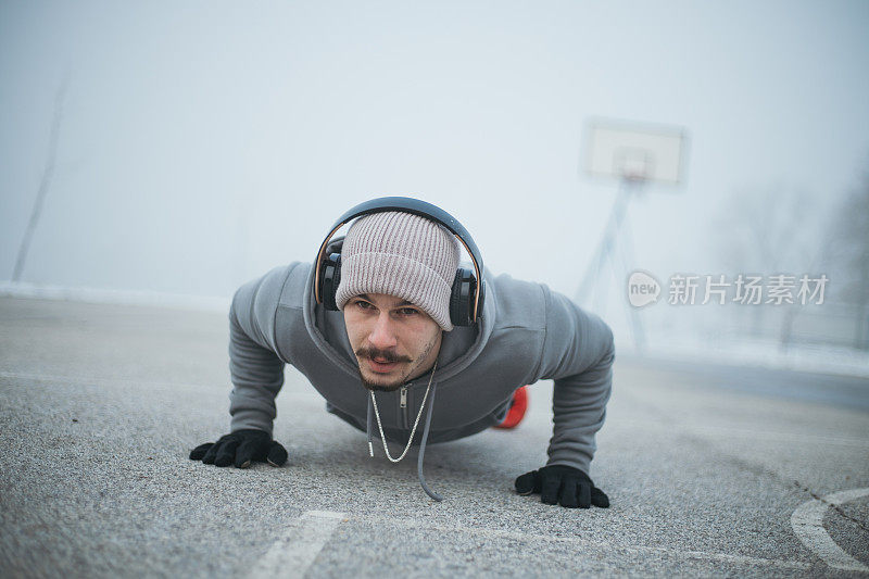 在雾天运动的人