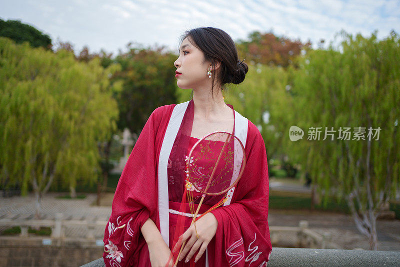 穿着红色汉服的美女