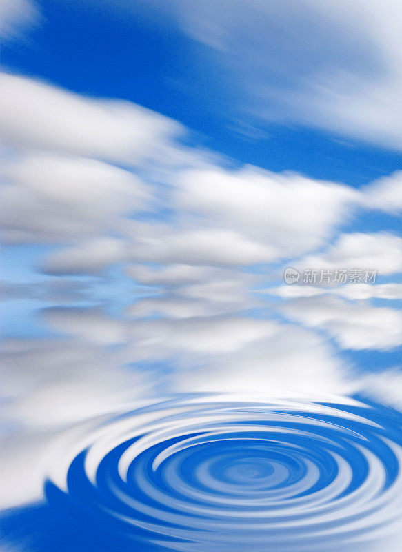 同心圆的波浪在蓝天白云的水面上