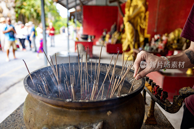 在庙里祈福，人们点上香祈福