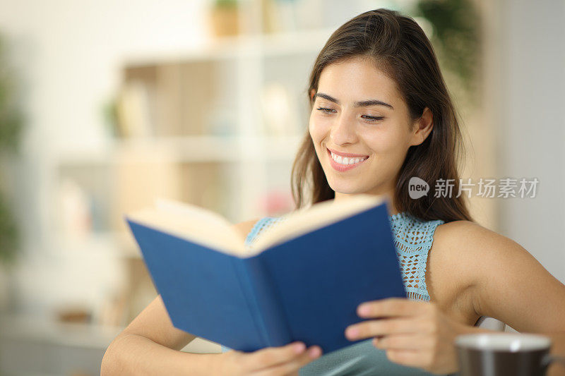 快乐的女人正在家里看纸质书