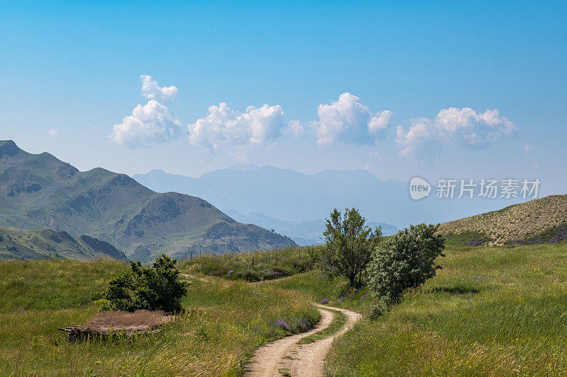 土路曲径，山景，绿草如茵