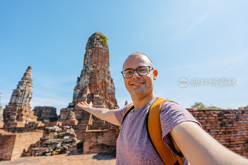 在泰国大城府佛门寺自拍的年轻人