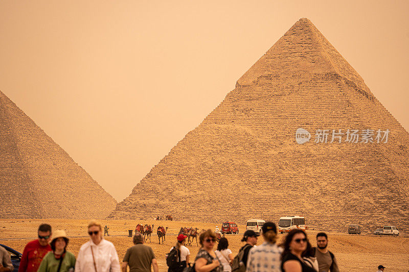 游客在吉萨大墓地金字塔群前。埃及、非洲