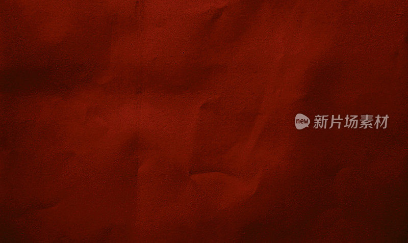 接近皱巴巴的深红色牛皮纸背景显示折痕纹理与空白空间的设计。平皱的红色硬纸板，有纹理。