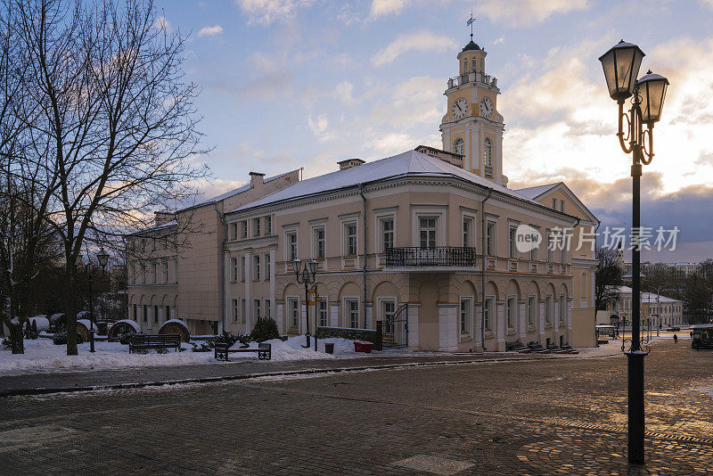在白俄罗斯的维捷布斯克，一个阳光明媚的冬日，看到市政厅大楼，现在是地方文化博物馆的大楼