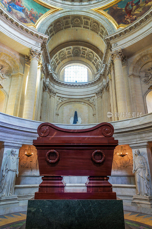 荣军院的拿破仑·波拿巴墓，法国巴黎著名的金顶下纪念碑