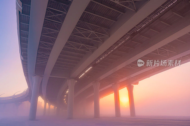 河上的桥。桥立在冬雾中。支持。架桥工程。道路结构。城市基础设施建设。冬天的黎明。圣彼得堡。俄罗斯。
