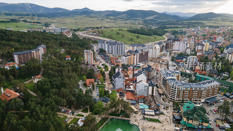 塞尔维亚小镇兹拉蒂博尔的鸟瞰图，以其美食、美丽的自然风光和滑雪场而闻名。塞尔维亚全年度假胜地兹拉蒂博尔的全景。