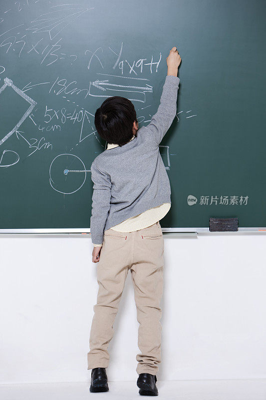 小男孩在黑板上写字