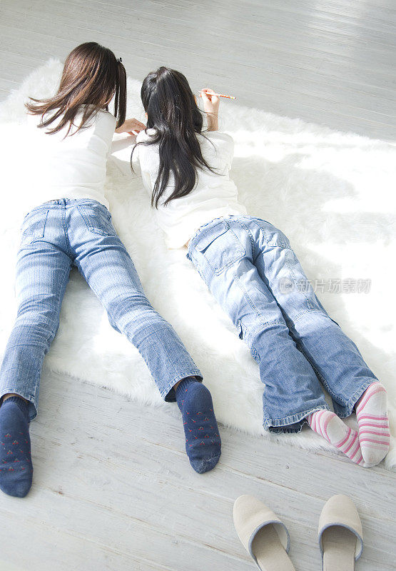 两个躺在地板上的女孩