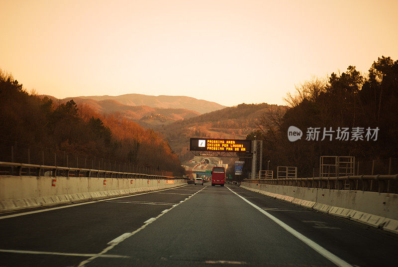 日落时分在高速公路上行驶