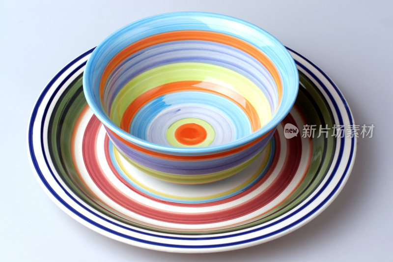 彩色碗和盘子