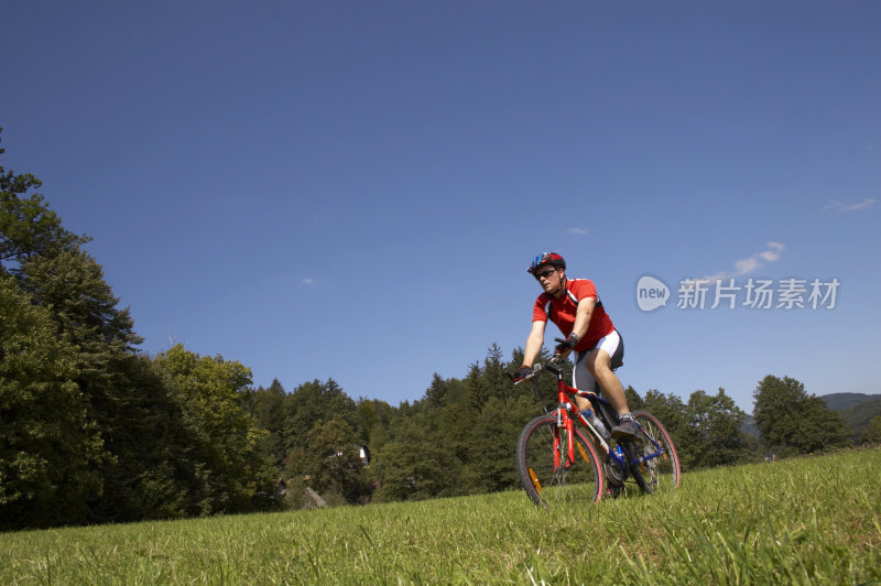 骑山地车的登山者