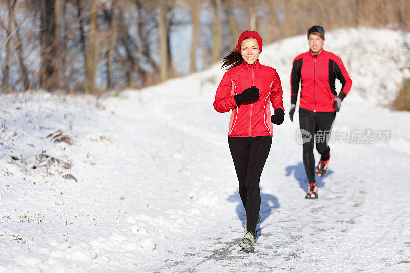 冬季跑步运动夫妇