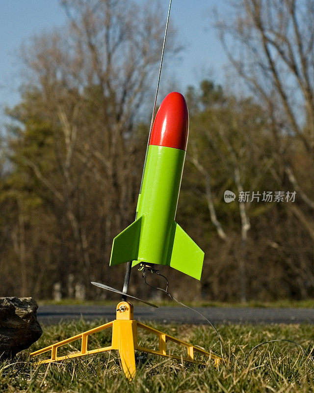 发射台上的玩具火箭