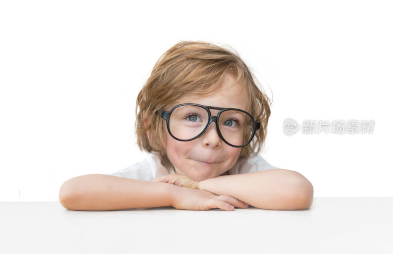 可爱的小男孩玩具眼镜孤立在白色背景
