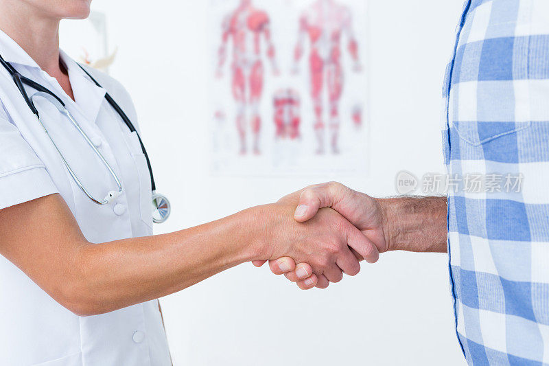 病人与医生握手