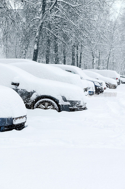 汽车在雪下的停车场上